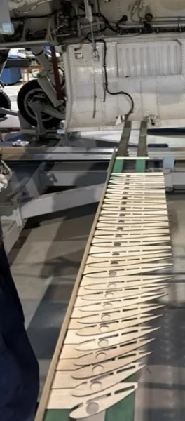 土台用鉄棒にバルサリブを並べた製作中の写真